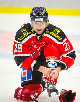 Örebros Robin Dahlström / Dahlstrøm knyter skridskorna