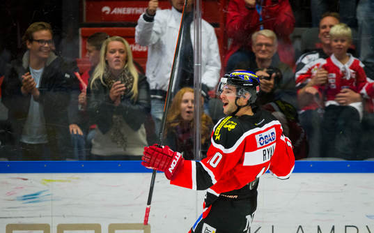Örebros Derek Ryan gör 2-0 och jublar