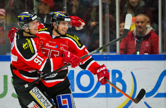 Örebros Derek Ryan gör 2-0 och jublar med Jakub Krejcik