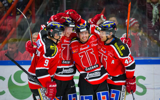Örebros Derek Ryan gör 2-0 och jublar med Jakub Krejcik,