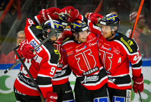 Örebros Derek Ryan gör 2-0 och jublar med Jakub Krejcik,