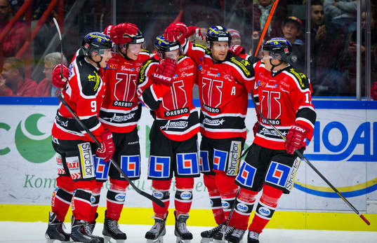 Örebros Derek Ryan gör 2-0 och jublar med Jakub Krejcik,