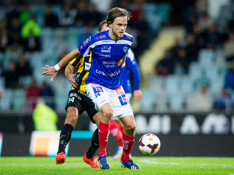 Åtvidabergs Tom Pettersson täcker bollen för Häckens