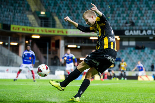 Häckens Simon Gustafson slår ett inlägg