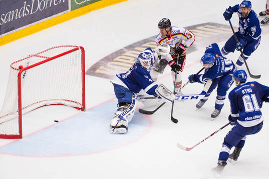 Leksands målvakt Joel Gistedt släpper in mål