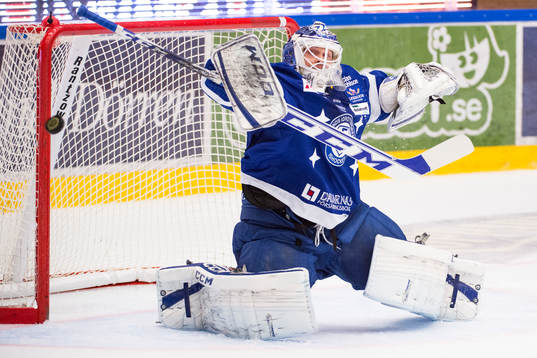 Leksands målvakt Joel Gistedt räddar skott