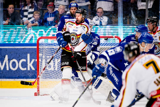 Leksands Joonas Rönnberg och Luleås Per Ledin  inväntar