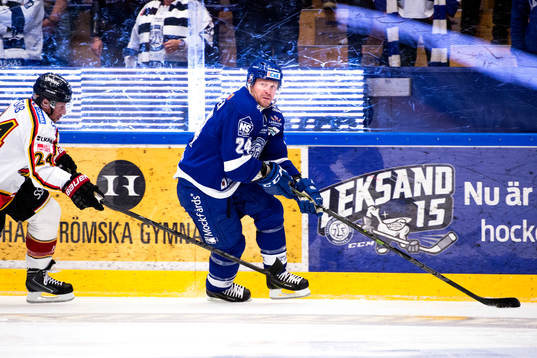 Leksands Jonas Frögren blir jagad utav Luleås Cam Abbott