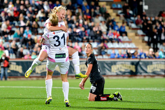 Rosengårds Nathalie Persson och Anja Mittag jublar