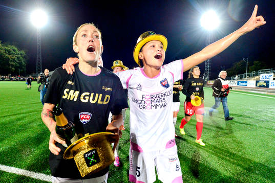 Rosengårds Therese Sjögran och Alexandra Riley jublar