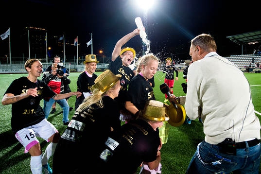 Rosengårdsspelare tömmer en flaska vatten över Nathalie