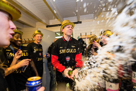Rosengårds tränare Markus Tilly tömmer en flaska