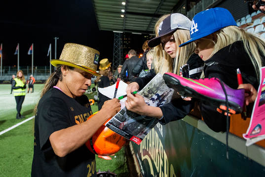 Rosengårds Marta Viera Da Silva skriver autografer