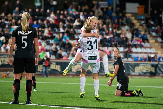 Rosengårds Nathalie Persson jublar och kramar om Anja