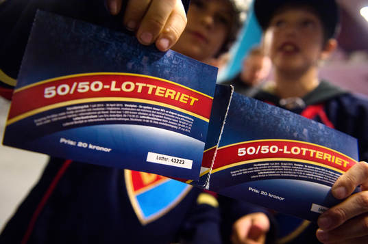 50/50 lotter blir sålda innan ishockeymatchen i SHL mellan