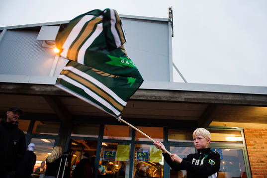 En färjestadssupporter viftar med sin flagga