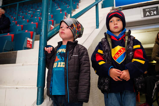 Två supportrar tittar på uppvärmningen