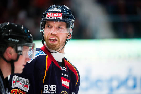 Djurgårdens Mikael Samuelsson reagerar