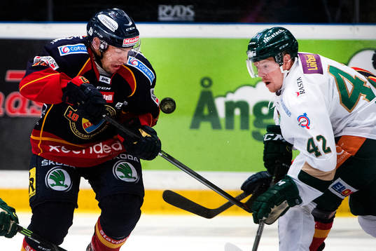 Djurgårdens Steve Saviano och Färjestads Joakim Hillding