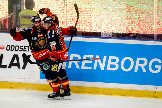 Djurgårdens Mattias Guter och Markus Ljungh jublar