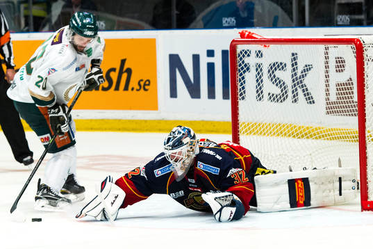 Djurgårdens målvakt Mikael Tellqvist räddar Färjestads