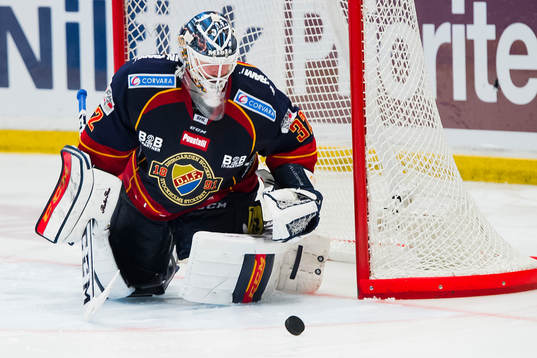 Djurgårdens målvakt Mikael Tellqvist räddar en straff