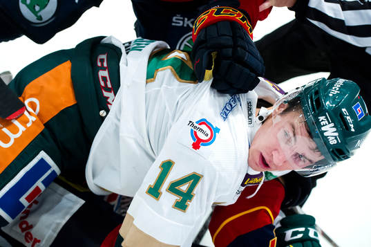 Färjestads Jesper Jensen hamnar emellan två Djurgårdare