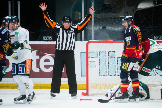 Domare Morgan Johansson visar att det inte blev mål