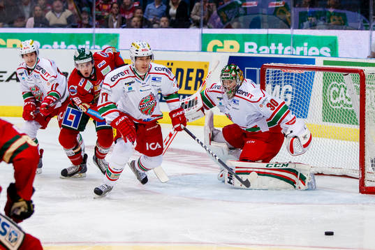 Modos Kyle Flanagan och Modos målvakt Linus Ullmark