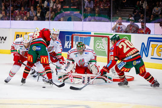 Frölundas Anton Blidh och Joel Lundqvist framför Modos