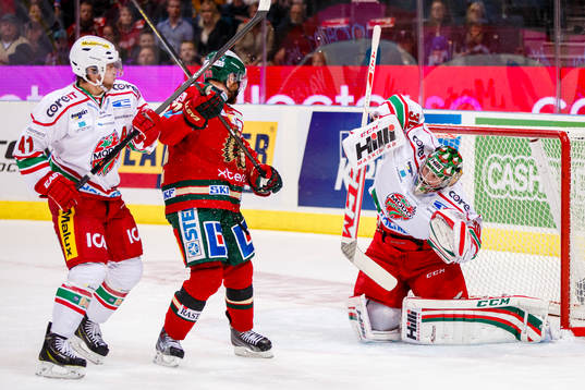 Modos målvakt Linus Ullmark räddar ett skott