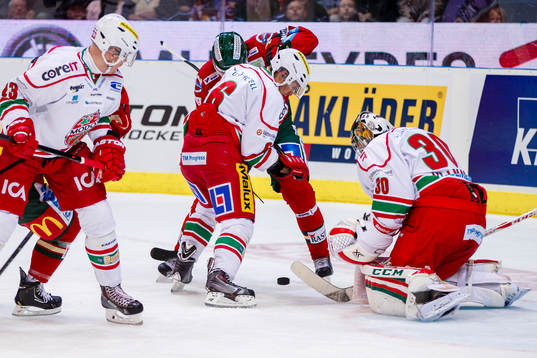 Kamp om pucken framför Modos målvakt Linus Ullmark