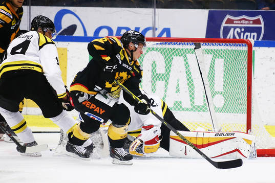 Skellefteås Erik Forssell gör mål på  Brynäs målvakt