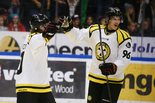 Brynäs Adam Brodecki och Oskar Lindblom jublar