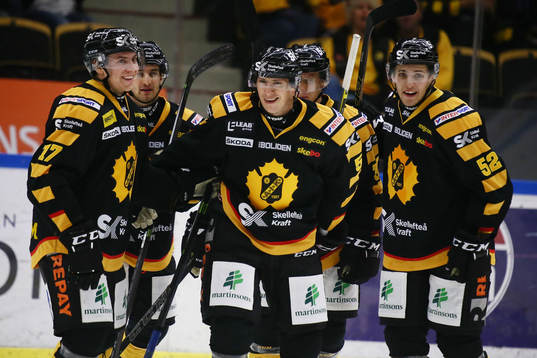 Skellefteås Martin Sevc  jublar med Anton Lindholm och