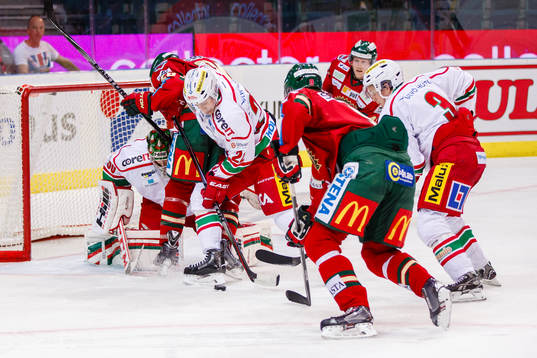 Kamp om pucken framför Modos målvakt Linus Ullmark