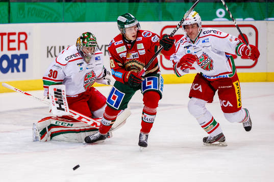 Frölundas Anton Blidh och Modos Travis Roche
