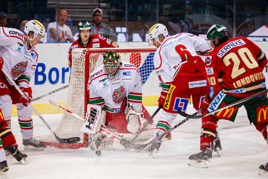 Modos målvakt Linus Ullmark räddar ett skott