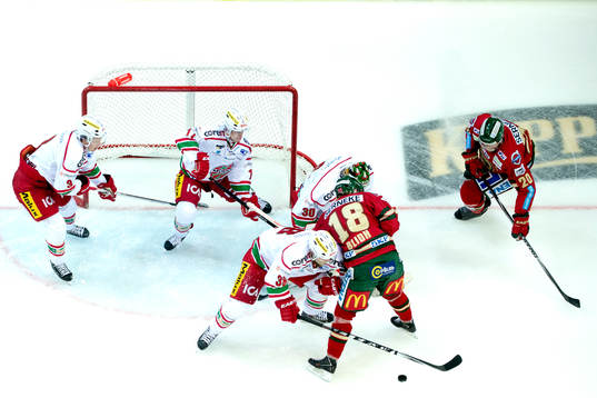 Frölundas Anton Blidh och Joel Lundqvist är framme och