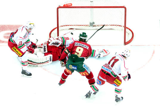 Frölundas Max Görtz gör 2-1 bakom Modos målvakt Linus