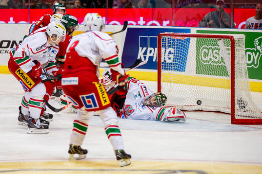 Frölundas Max Görtz gör 2-1 bakom Modos målvakt Linus