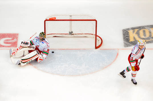 Modos målvakt Linus Ullmark och Modos Albin Carlson deppar