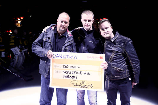 Skellefteå tilldelas en check på 150.000 kr