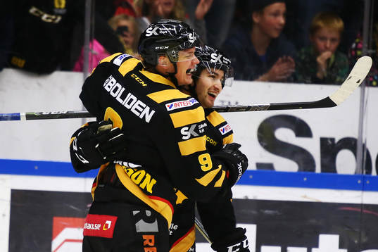 Skellefteås Andrew Calof och Patrik Zackrisson  jublar