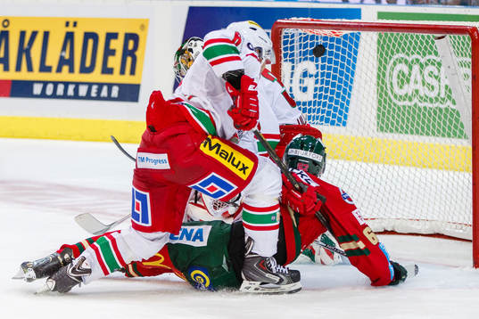 Frölundas Artturi Lehkonen gör 3-1 bakom Modos målvakt