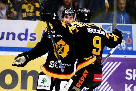 Skellefteås Andrew Calof och Patrik Zackrisson jublar