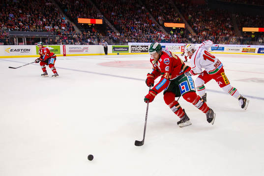 Frölundas Joel Lundqvist jagas av Modos Per-Åge Skröder
