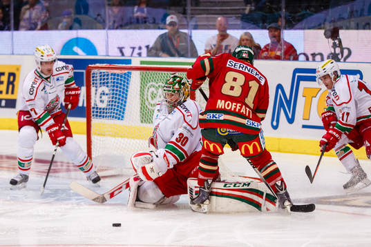 Modos målvakt Linus Ullmark räddar ett skott från