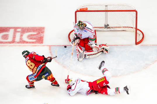 Frölundas Anton Blidh skjuter ett skott på Modos målvakt