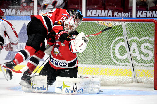 Malmö Redhawks Magnus Häggström kör in i egen målvakt